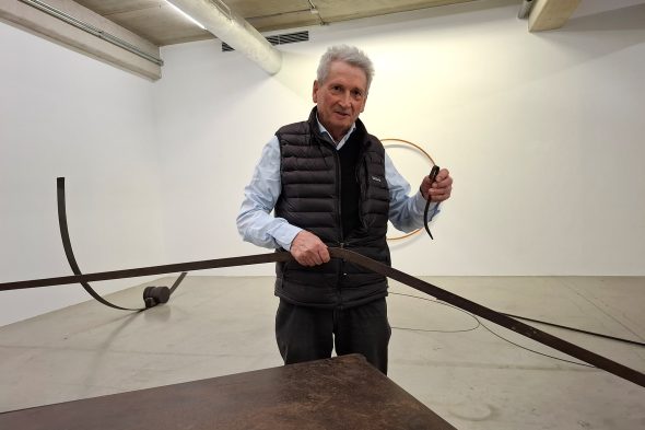 Wolfgang Nestler mit einer der Skulpturen