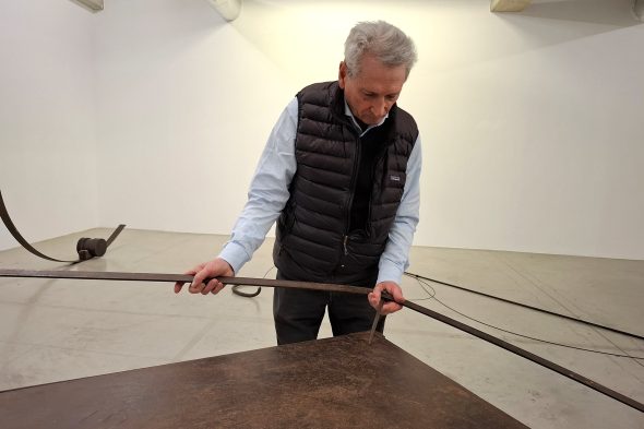 Wolfgang Nestler mit einer der Skulpturen