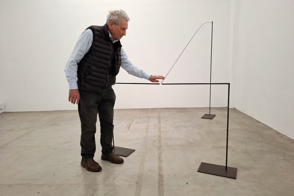 Wolfgang Nestler mit einer der Skulpturen