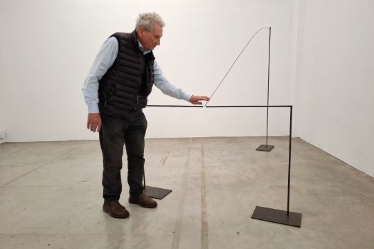 Wolfgang Nestler mit einer der Skulpturen