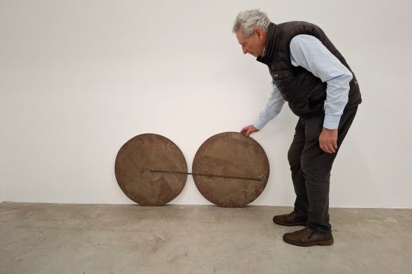 Wolfgang Nestler mit einer der Skulpturen