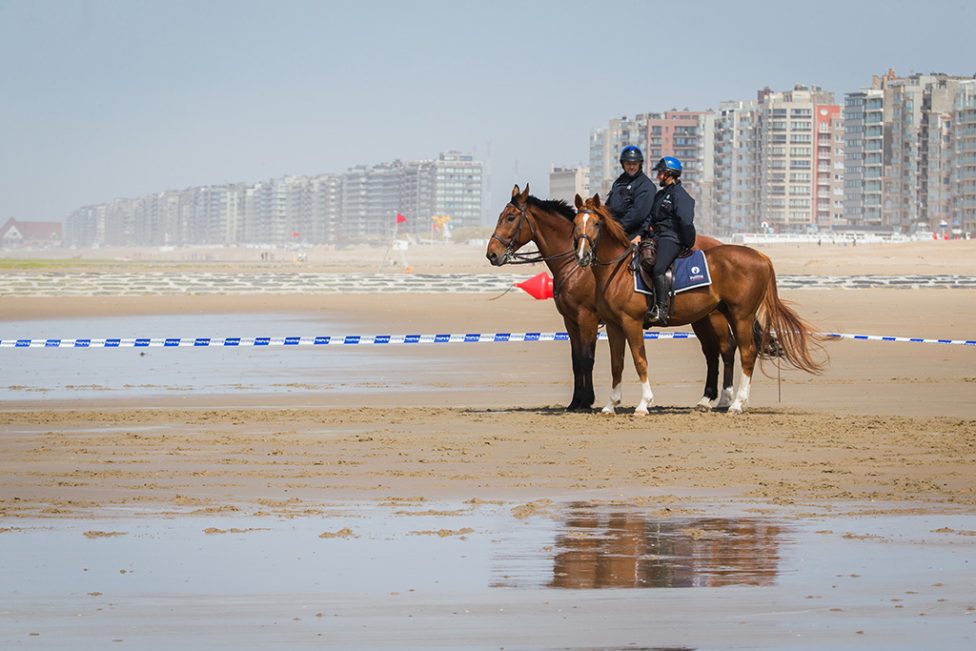 Polizisten am Strand von Westende
