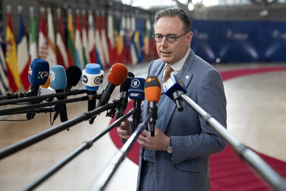 Premierminister Bart De Wever beim EU-Gipfel vor vielen Mikrofonen von Journalisten