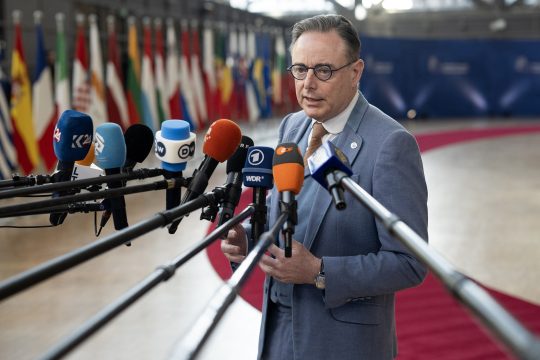 Premierminister Bart De Wever beim EU-Gipfel vor vielen Mikrofonen von Journalisten