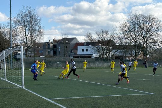 Spieler auf dem Feld bei der Partie Weywertz gegen Verviers