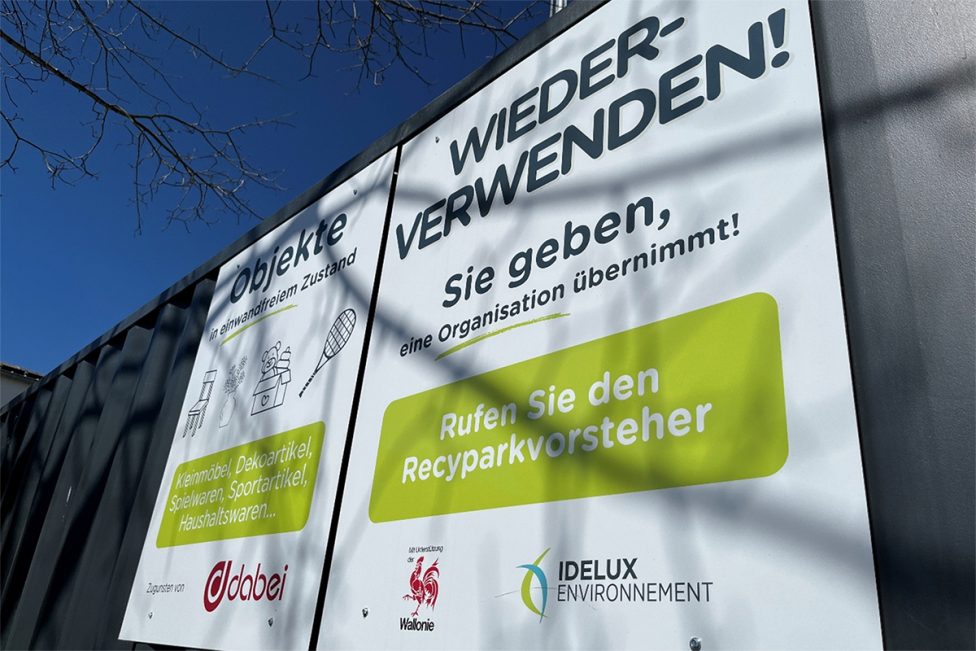 Hinweisschilder zur Wiederverwendung auf Containern in einem Recypark