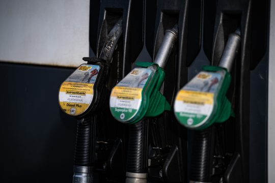 Drei Zapfpistolen an Tanksäule einer Tankstelle