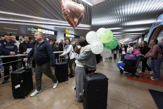 Familie und Freunde nehmen die Passagiere nach ihrer Ankunft in Zaventem freudig in Empfang