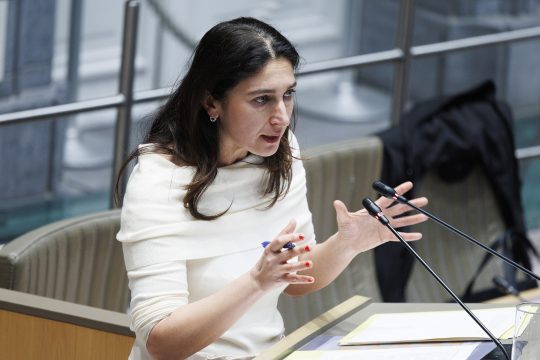 Die flämische Ministerin Zuhal Demir am Rednerpult im flämischen Parlament