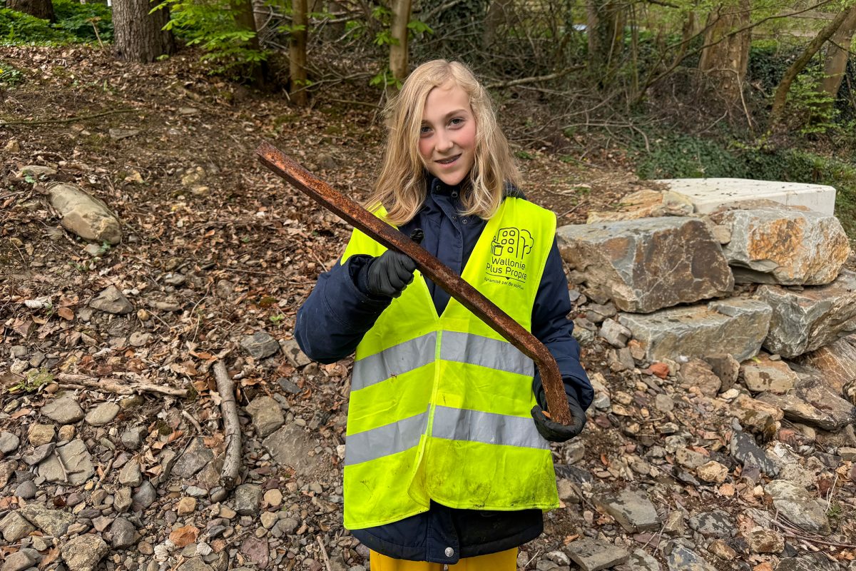 Mädchen hält rostige Eisenstange in den Händen