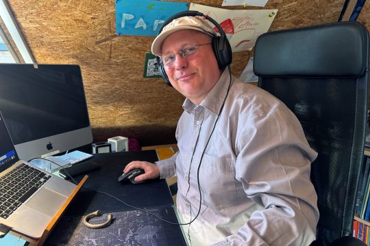 Alain Brose bei der Vorbnereitung eines YouTube-Videos im Dachgeschoss seines Hauses in Moresnet