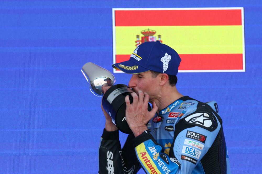 Alex Márquez küsst die Siegertrophäe