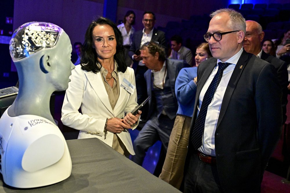 Roboter Ameca mit Living-Tomorrow-CEO Yin Oei und Flanderns Ministerpräsident Matthias Diependaele