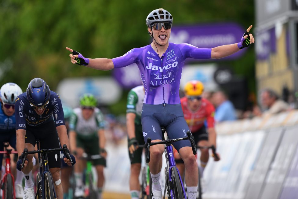 Anders Foldager jubelt mit emporgestreckten Armen bei der Zieleinfahrt