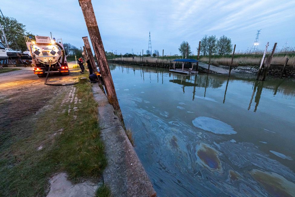 Reinigungsarbeiten nach dem Ölaustritt im Hafen von Antwerpen