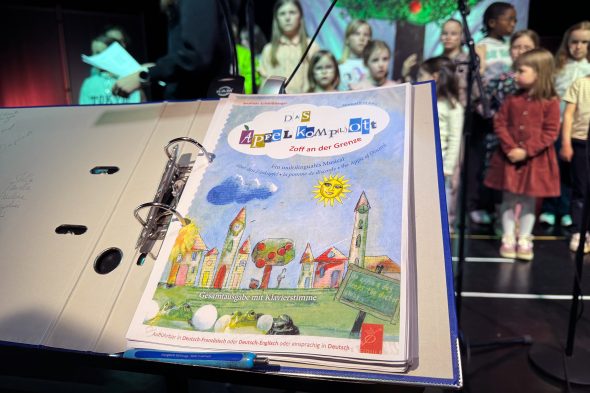 "Kinderstimmen" bei einer Probe des Musicals "Das Apfelkomp(l)ott"