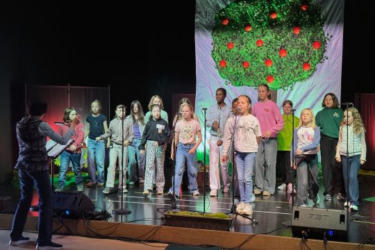 "Kinderstimmen" bei einer Probe des Musicals "Das Apfelkomp(l)ott"