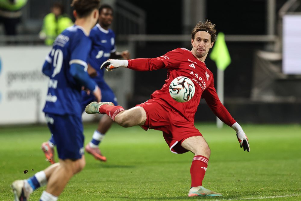 Eupens Torwart Marco Hiller in Aktion, hier während eines Spiels gegen Jong Gent