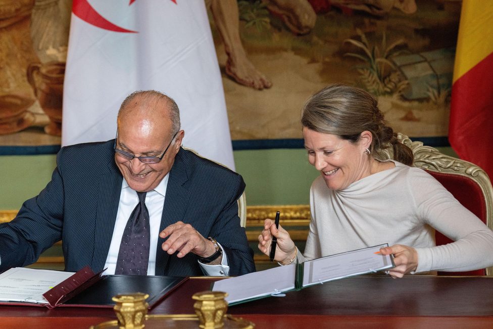 Die Minister Ahmed Attaf und Anneleen Van Bossuyt bei der Unterzeichnung des Abkommens