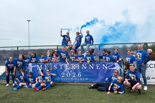 Die Spielerinnen des FC Eupen feiern den Aufstieg