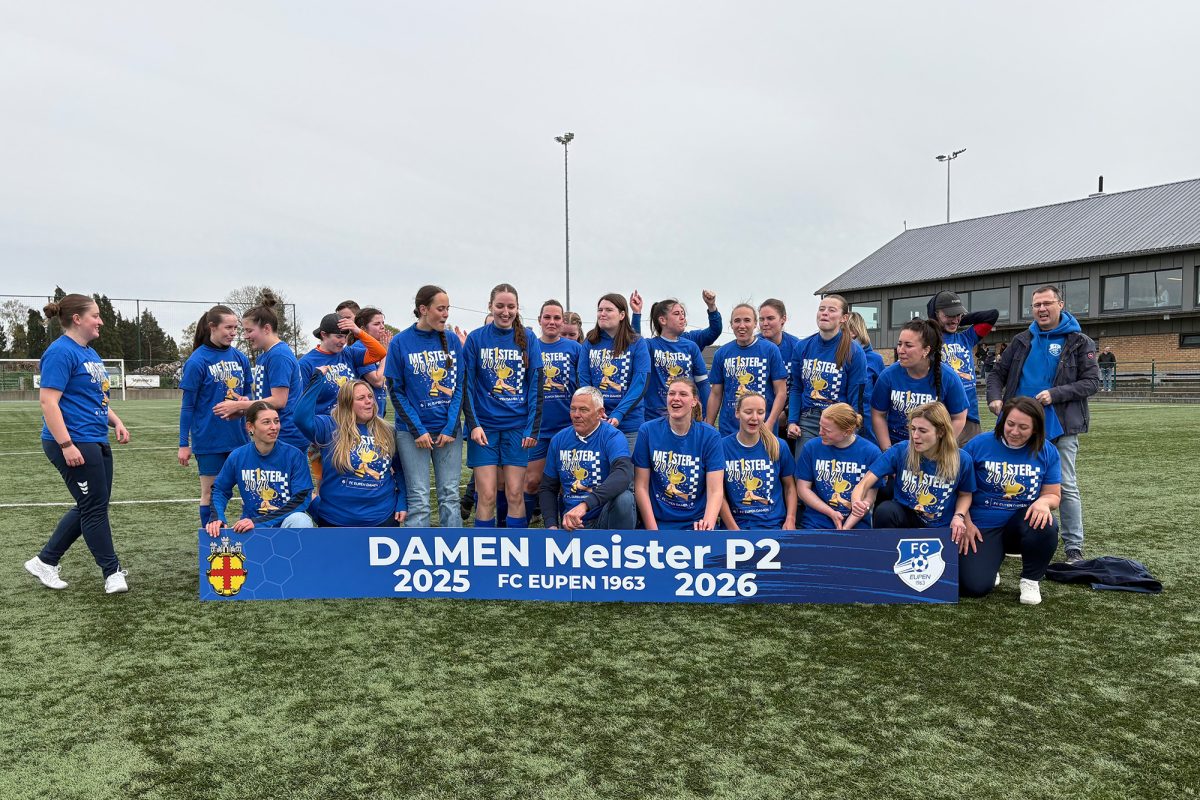 Die Spielerinnen des FC Eupen feiern den Aufstieg