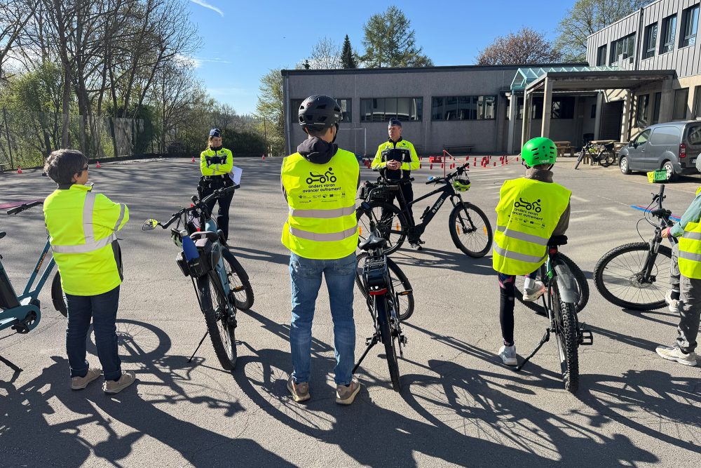 Verkehrstipps gibt es von Hauptinspektor Jérôme Mollers und der Ersten Inspektorin Nicole Rentmeister (Bild: Manuel Zimmermann/BRF)