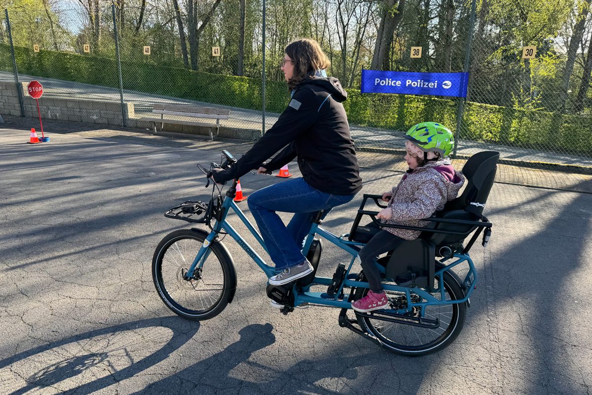 Teilnehmer der Aktion der VoG Fahr mit: "Ein Monat anders voran im ländlichen Raum", die einen Monat auf ihr Auto verzichten, bei der Einführung