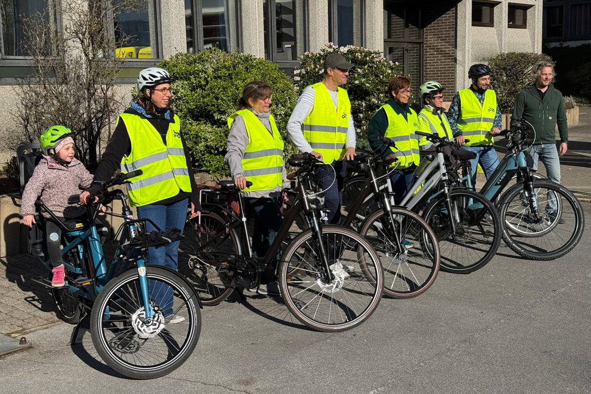 Teilnehmer der Aktion der VoG Fahr mit: "Ein Monat anders voran im ländlichen Raum", die einen Monat auf ihr Auto verzichten, bei der Einführung