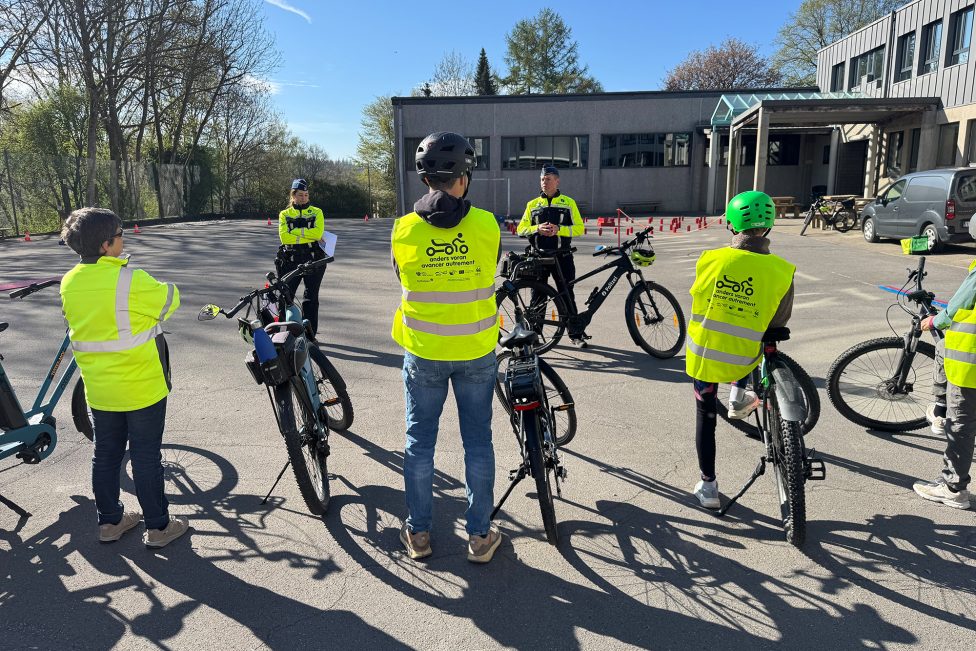 Verkehrstipps gibt es von Hauptinspektor Jérôme Mollers und der Ersten Inspektorin Nicole Rentmeister (Bild: Manuel Zimmermann/BRF)
