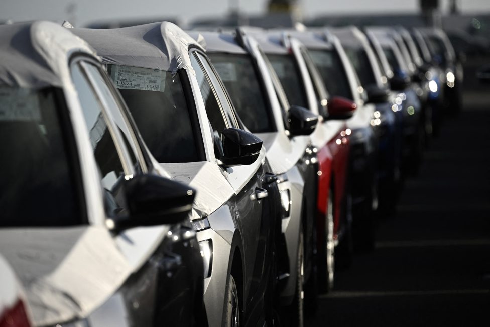 Neue Porsche an der Volkswagen-Fabik in Emden, fertig zum Transport