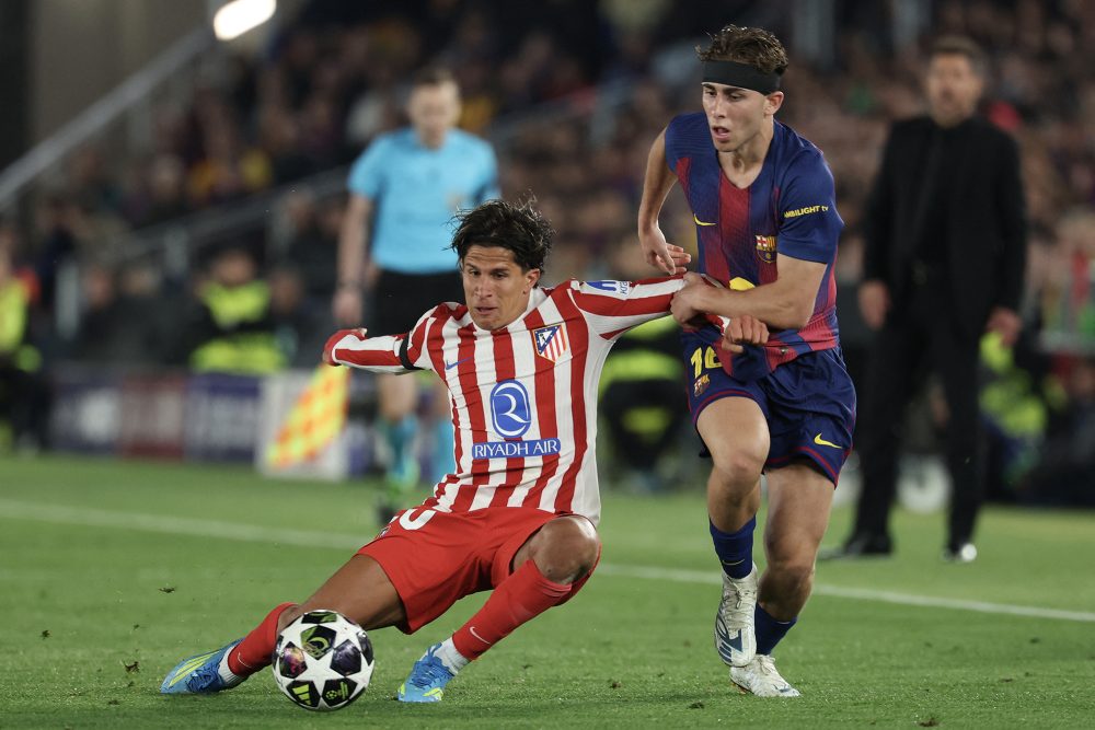 Giuliano Simeone von Atlético Madrid kämpft mit Fermin Lopez von Barcelona um den Ball