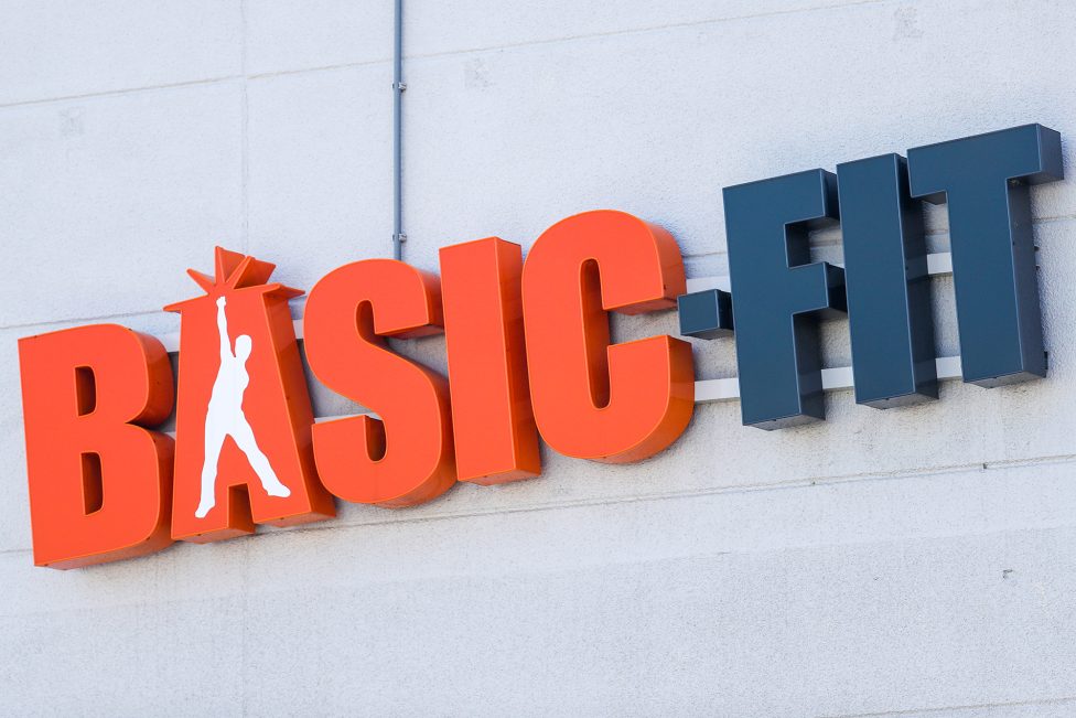 Logo der Fitnessstudio-Kette "Basic-Fit" an Gebäudefassade