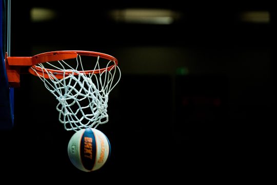 Basketball mit Basketballkorb