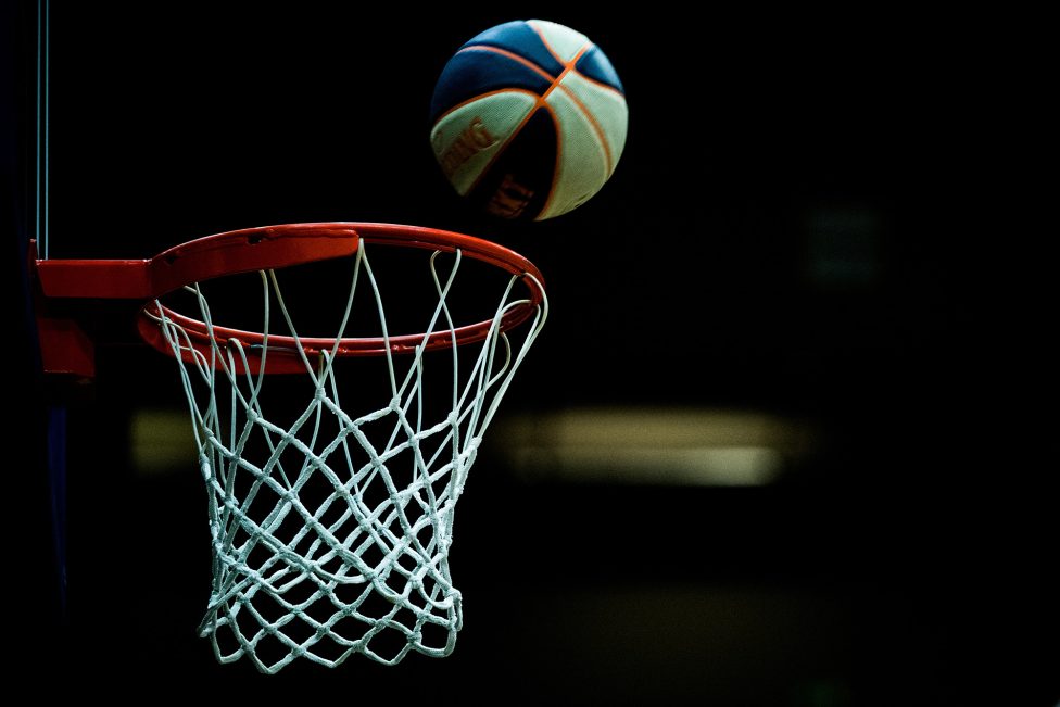 Basketball mit Basketballkorb