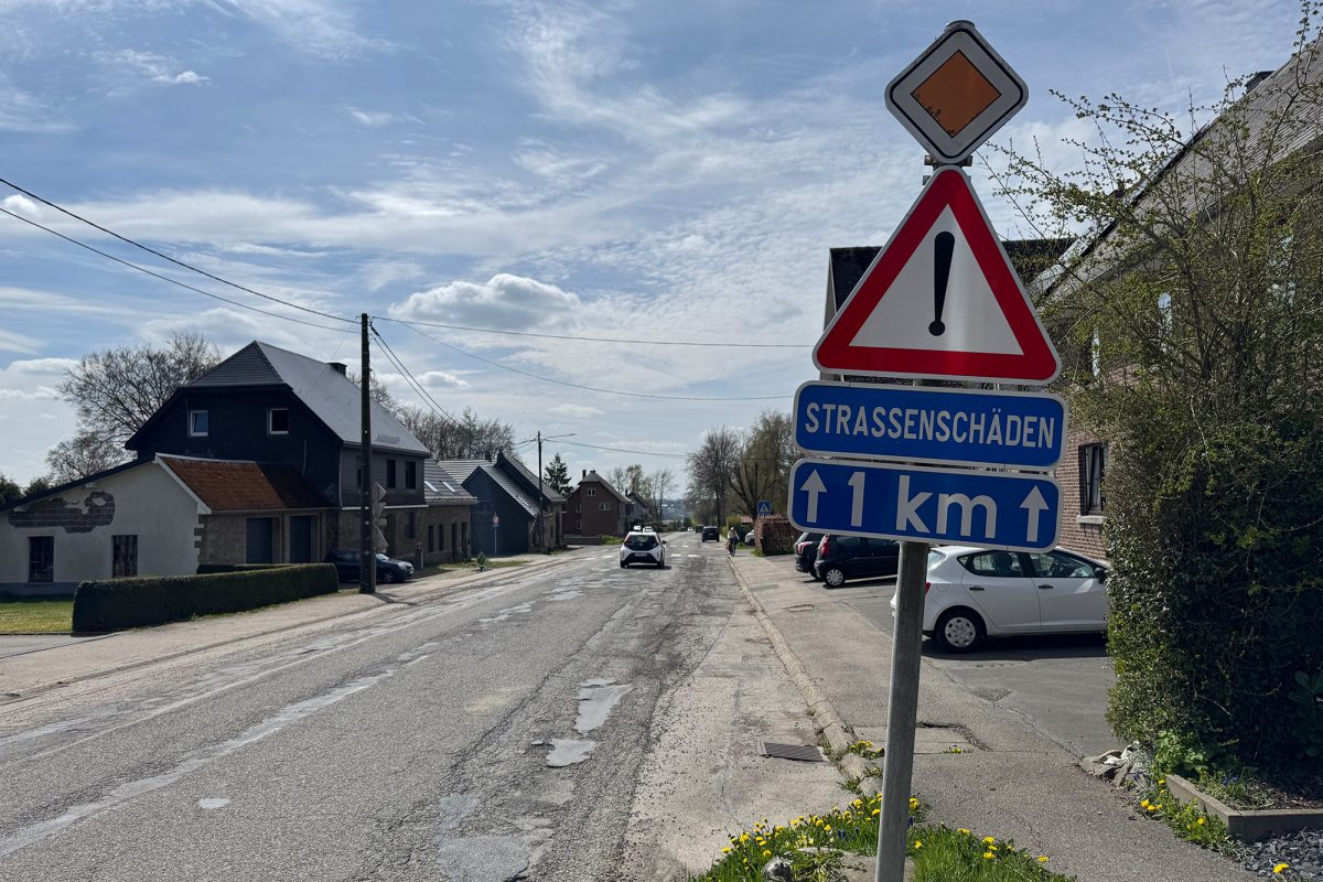 Verkehrszeichen "Strassenschäden" am Straßenrand