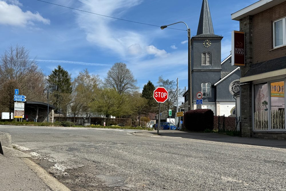 Straßenkreuzung mit Stopp-Schild