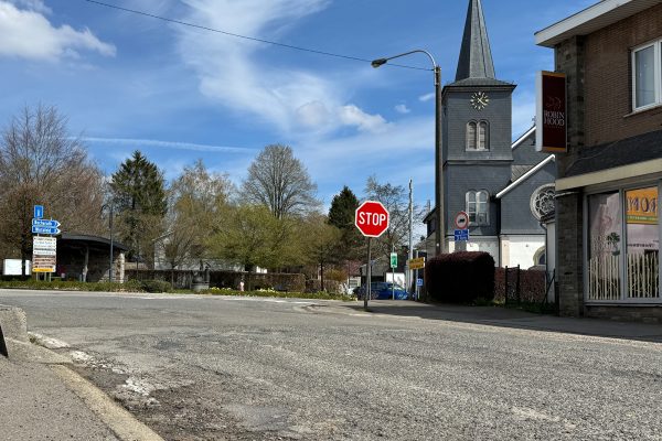 Straßenkreuzung mit Stopp-Schild