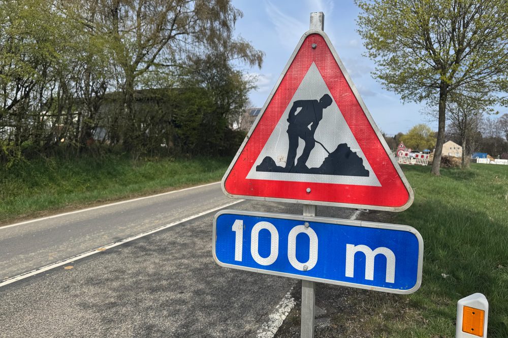 Verkehrszeichen machen auf Bauarbeiten in 100 Metern aufmerksam