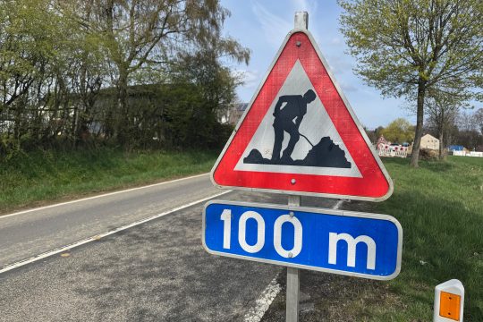 Verkehrszeichen machen auf Bauarbeiten in 100 Metern aufmerksam