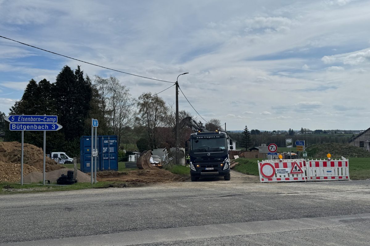 Absperrung der Straße nach Berg, ein Bau-Lkw steht dort