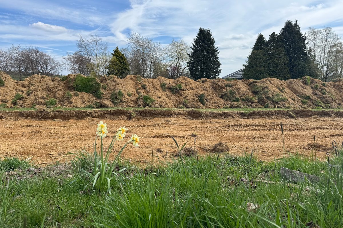 Sandfläche an der abgetragenen Fahrbahn