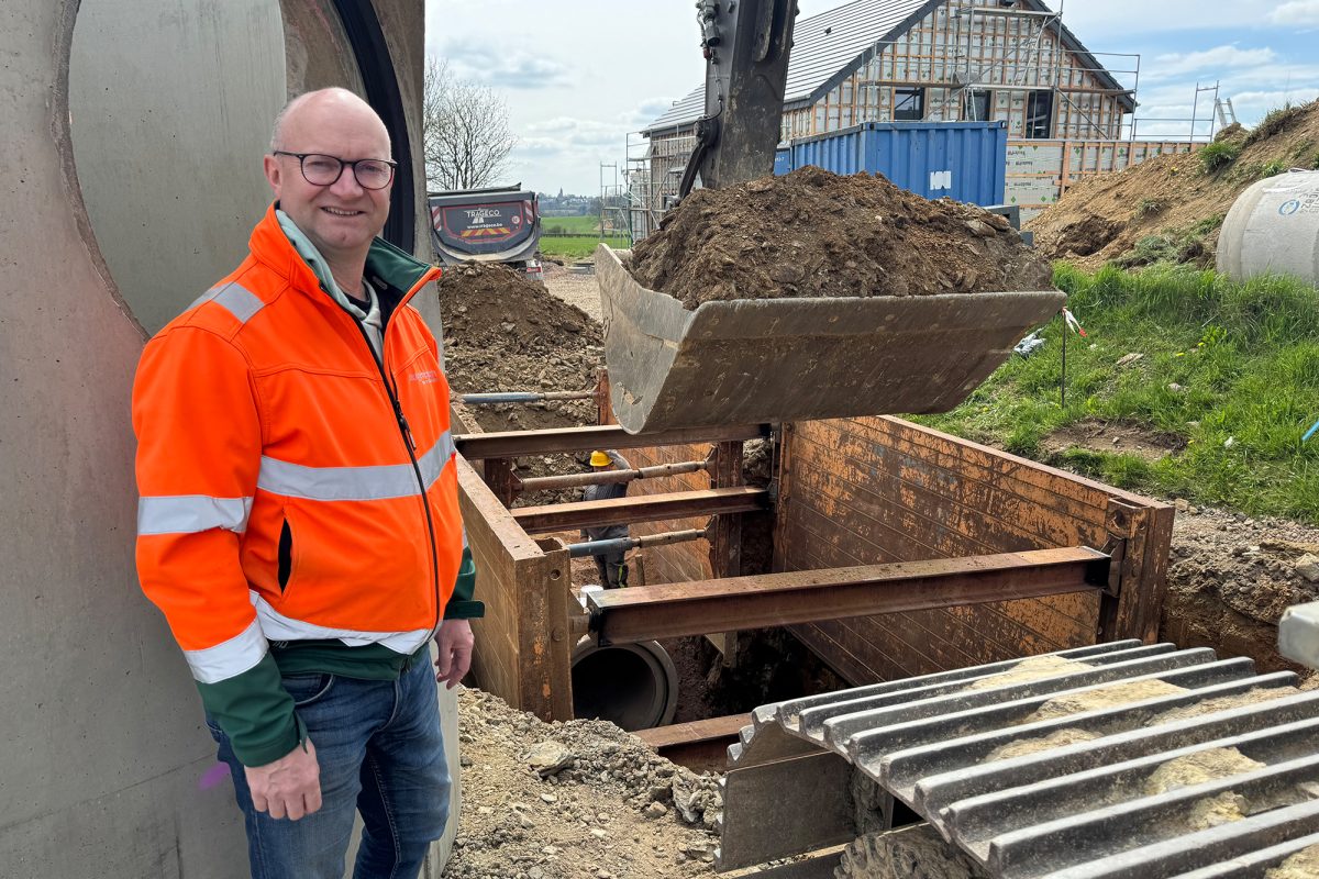 Bauschöffe Stephan Noel neben der Kanalbaustelle in Warnweste