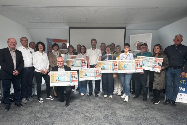 Die Nutznießer des Benefiz-Marathons mit den Verantwortlichen der Lions Clubs bei der Scheckübergabe