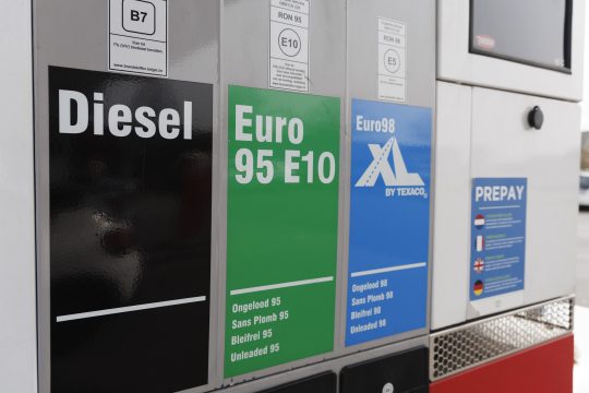 Tanksäulen für Diesel, Euro 95 und Euro 98 an einer Tankstelle