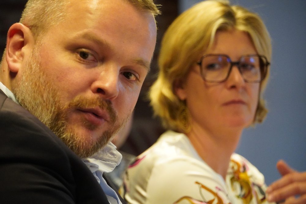 Energieminister Mathieu Bihet und WFG-Geschäftsführerin Nathalie Klinkenberg am Freitag bei der Arbeitssitzung in Eupen