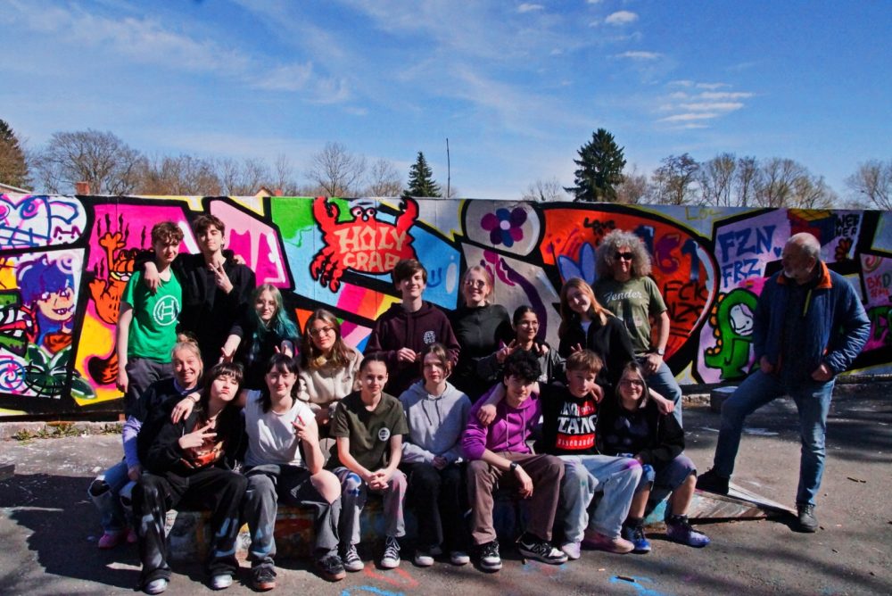 Die Jugendlichen aus Eynatten und ihre Betreuer vor dem Graffiti in Weimar