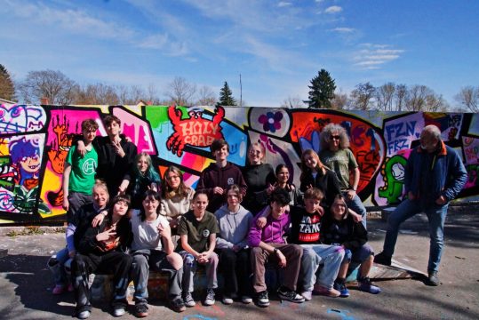 Die Jugendlichen aus Eynatten und ihre Betreuer vor dem Graffiti in Weimar