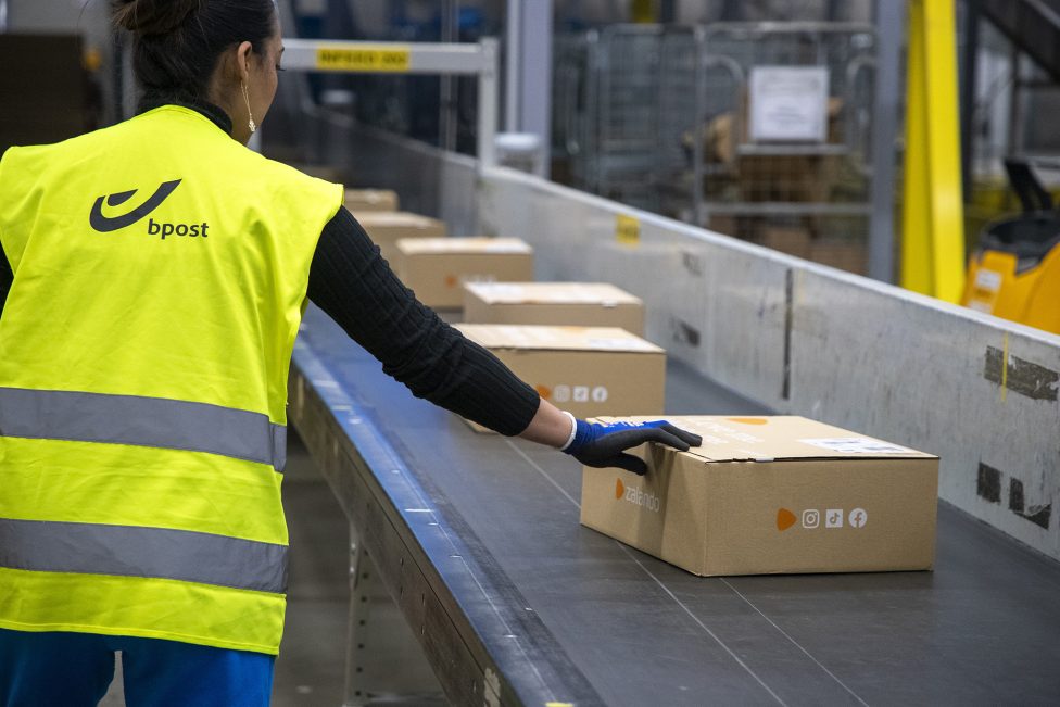 Bpost-Mitarbeiter im Sortierzentrum in Antwerpen