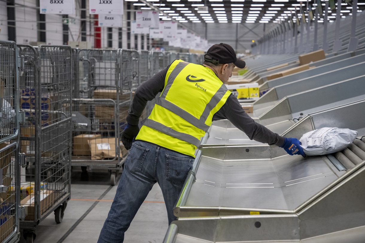 Bpost-Mitarbeiter im Sortierzentrum in Antwerpen