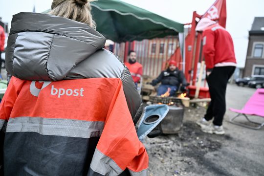 Streikposten vor dem Lütticher Post-Verteilzentrum